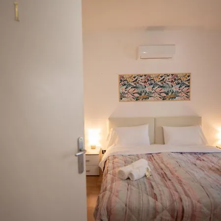 Gardenhouse - Wifi And Garden Guest house